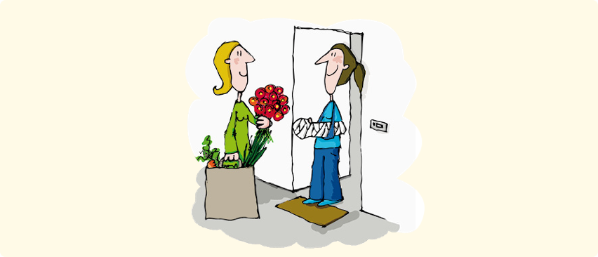 Die Illustration zeigt eine Frau, die einer anderen Frau mit einem Gipsarm Einkäufe und Blumen nach Hause bringt.